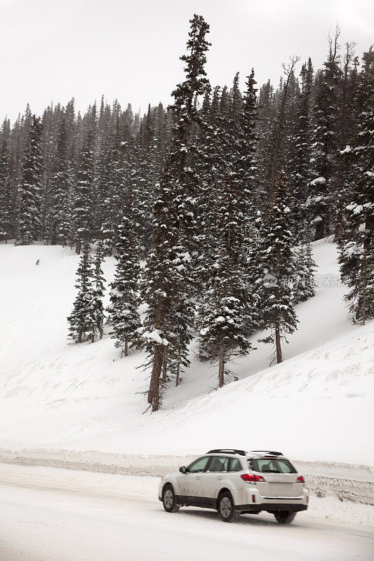 汽车在科罗拉多的Berthoud Pass上开过积雪